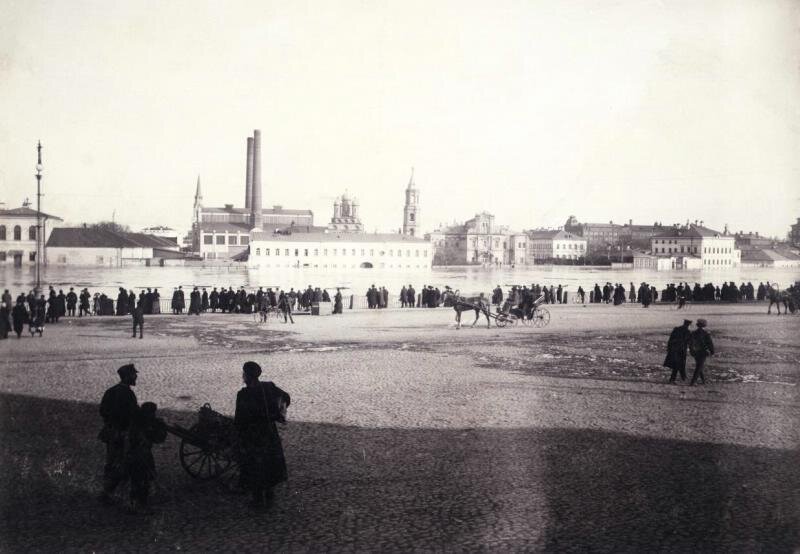 Пречистенская набережная в Москве во время наводнения 10–14 апреля 1908 г., Павел Левинский, из архива МАММ/МДФ.