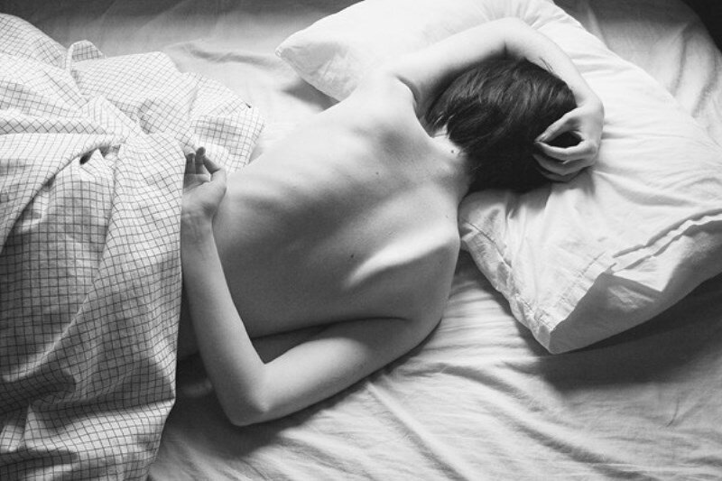 Спящего 14 летнего. Девушка с каре лежит на кровати. Девушка с короткими волосами на кровати. Девушка лежит на спине. Девушка с каре в постели.