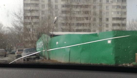 Очень часто с наступлением холодов лобовое стекло у автомобилистов трескается. Причина этого проста.