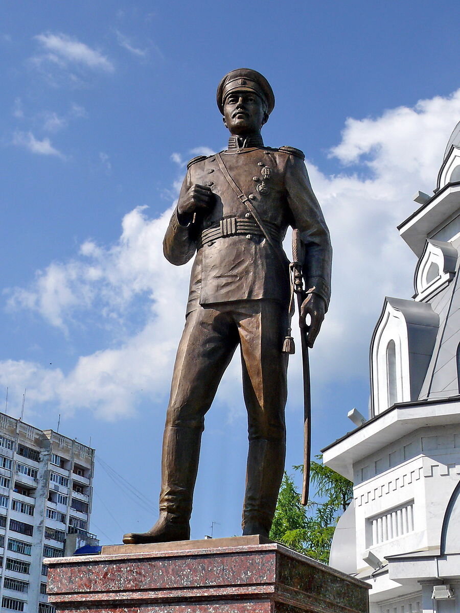 Будучи человеком памятным. Памятник Александру Котомкину Савинскому в Йошкар-Оле. Памятник Котомкин Савинский в Йошкар-Оле. Статуи Йошкар Ола.