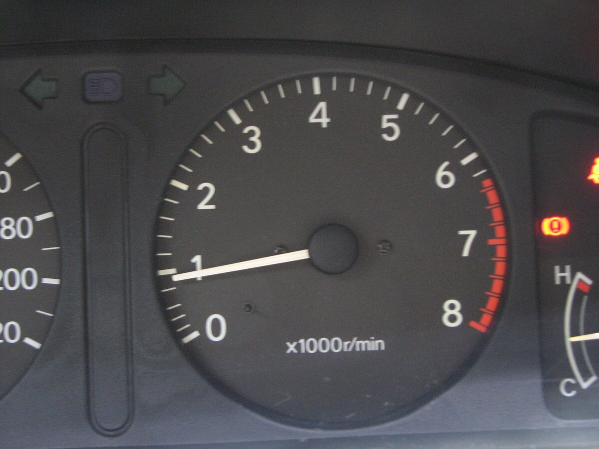 Тахометр зашкаливает. Тахометр до 6000 оборотов камаз. 100 км. 6 норма. Тахометр обороты холостого хода.