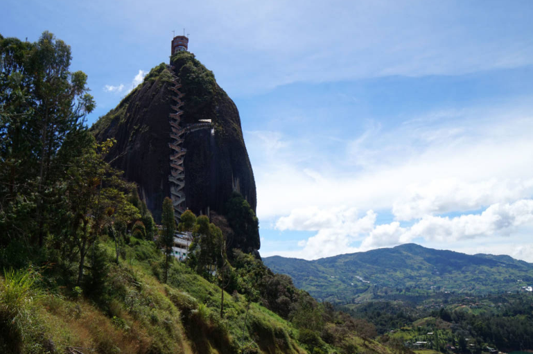 Странный спор в Колумбии по поводу одной единственной скалы