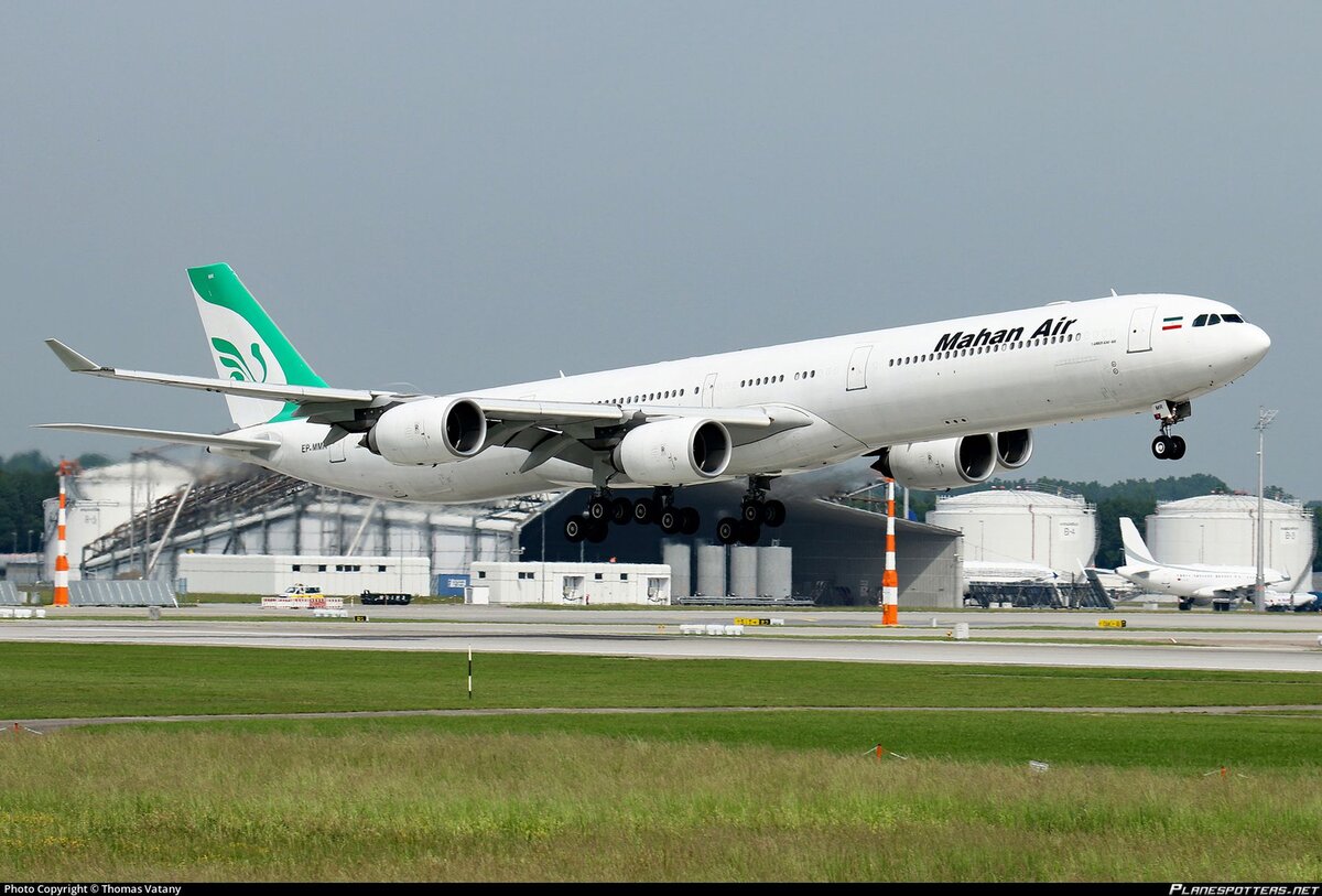 308-местный Airbus A340-642 авиакомпании Mahan Air приземляется в аэропорту Мюнхена; после 21 января эти самолёты в Германии больше не увидеть