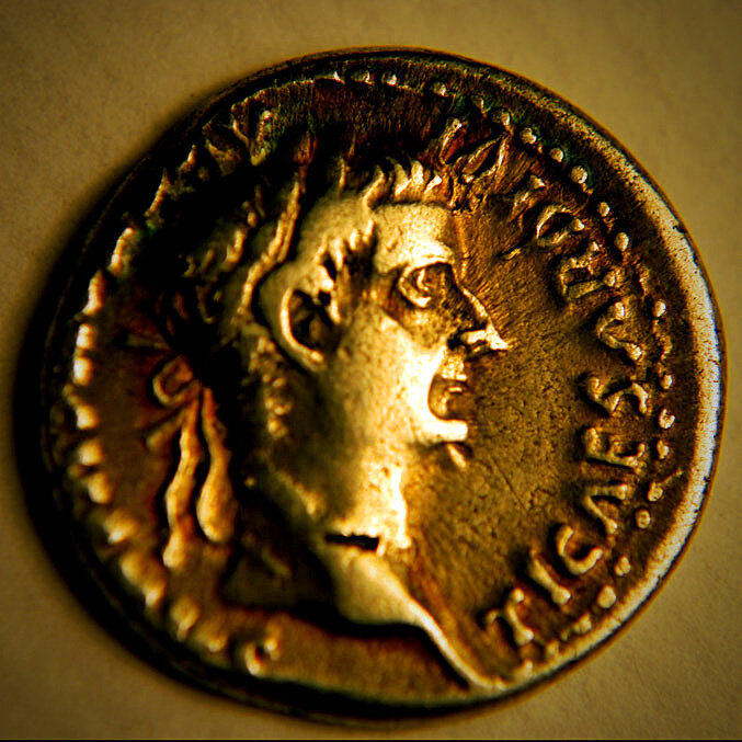 Изображение Тиберия на монете.