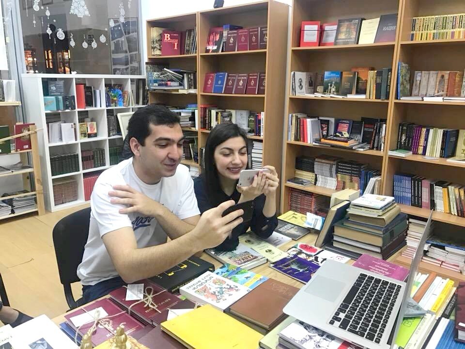 Арег Абрамян (слева)