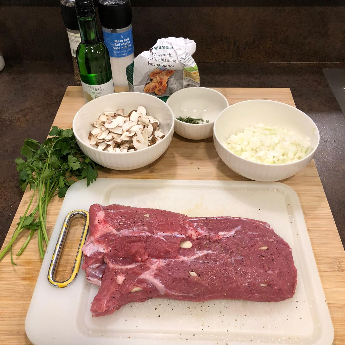 шампиньоны, лук, чеснок, зелень, белое вино, оливковое масло и неизменный молотый перец