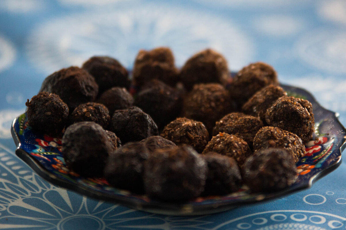 Имитация шоколадных конфет. Сделано из сухофруктов, с добавлением кунжута и кэроба. 