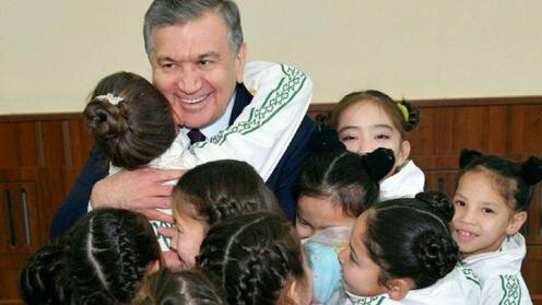  Мирзиёев и дети. Фото пресс-службы президента Узбекистана
