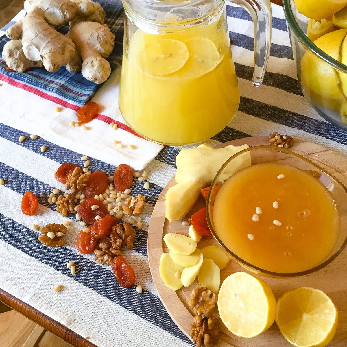 Имбирь с лимоном и медом. Вода с лимоном и медом. Мед с лимоном. Лимонный сок и мед. Мед лимон имбирь.