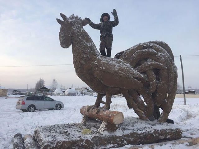 Когда искусство пахнет: якутский умелец лепит скульптуры из навоза