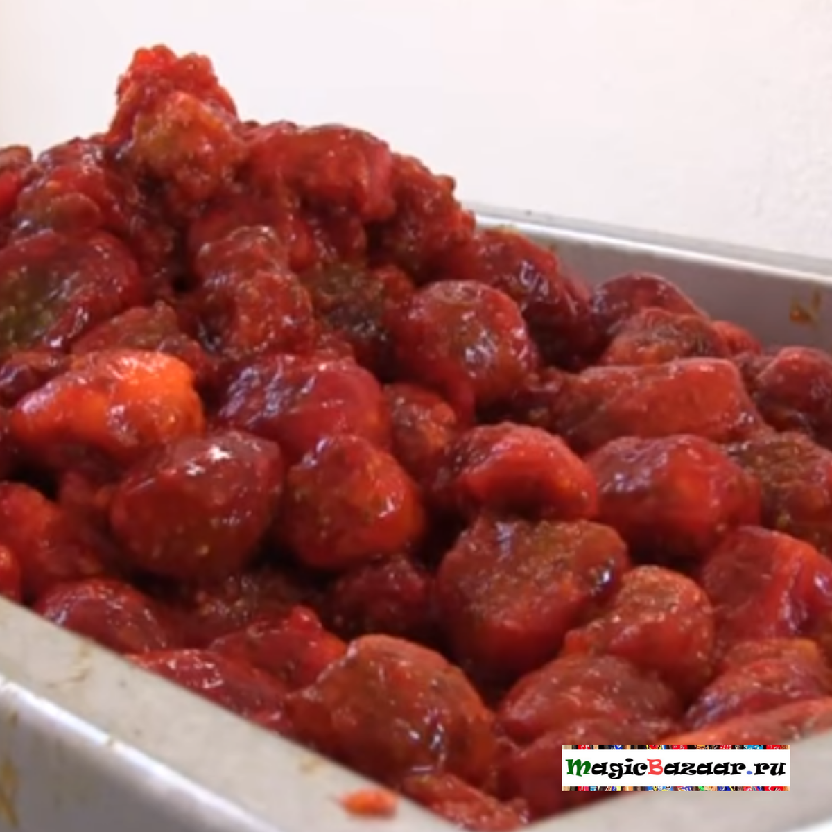 Подготовка плодов опунции к отделению семян.