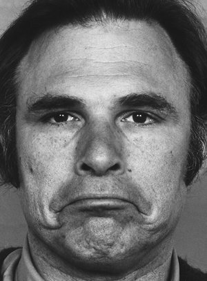 Еще один пример неискренней эмоции