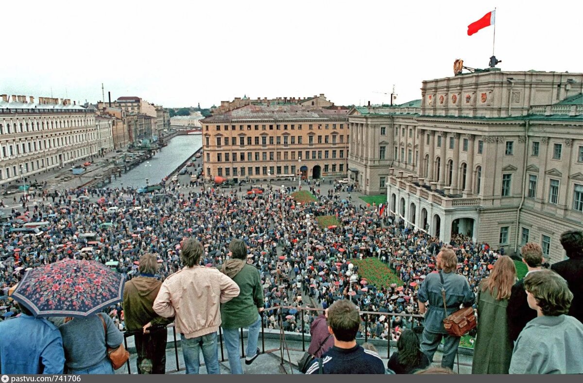      Несчастная  РОССИЯ. 	
      Несчастная  РОССИЯ,  одурманенный  народ,
Летят  года,  проходит  время,  движенья  нет  вперёд.
Повязло  всё  в  бумагах,  сплошная  болтовня,
Нет  технологий  прорывных,  команда  для  вранья.

     Несчастная  РОССИЯ,  Могучая  страна,
Ну,  где  твоё  Величие?  Ну,  где  борьба,  ну  где  она?
Весь  Мир  клокочет,  народы  ждут,
Когда  же,  наконец,  в  РОССИИ  Власть  левые  возьмут.

Когда  возвыситься  РОССИЯ  в  шеренгу  стран  ведущих,
И  будет  первой,  первой,  одной  из  самых  лучших.
Могущество,  Величие,  вновь  статус  обретёт,
И  флаг  Победы  на  Красной  площади  взметнёт.

        3  апреля  2019  года.
