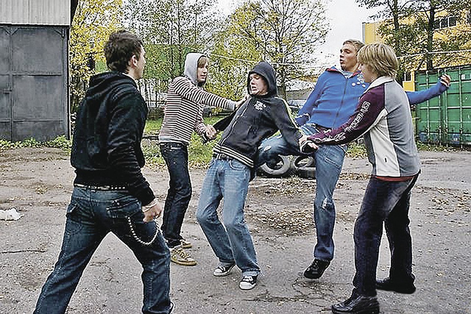 Группа подростков на улице. Агрессивная молодежь.