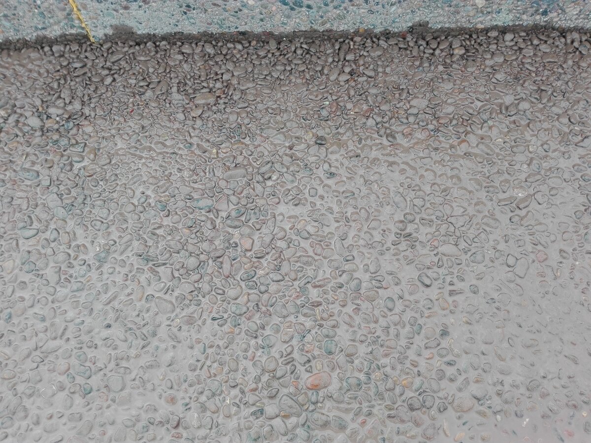 цементное молочко на бетоне.