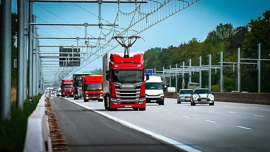 В федеральной земле Гессен во вторник, 7 мая, открыт первый электрический автобан. По отрезку пути длиной около 14 километров на трассе A5 между Вайтерштадтом и Мёрфельденом по нескольку раз в день будут проезжать электрогрузовики разных компаний. К середине 2020 года планируется вывести на испытательную трассу пять фур на дизеле, оснащенных дополнительным электромотором, сообщается на сайте гессенского дорожного ведомства, которое координирует проект.  
Источник: https://fishki.net/auto/2973091-v-germanii-otkrylsja-pervyj-jelektricheskij-avtoban.html © Fishki.net