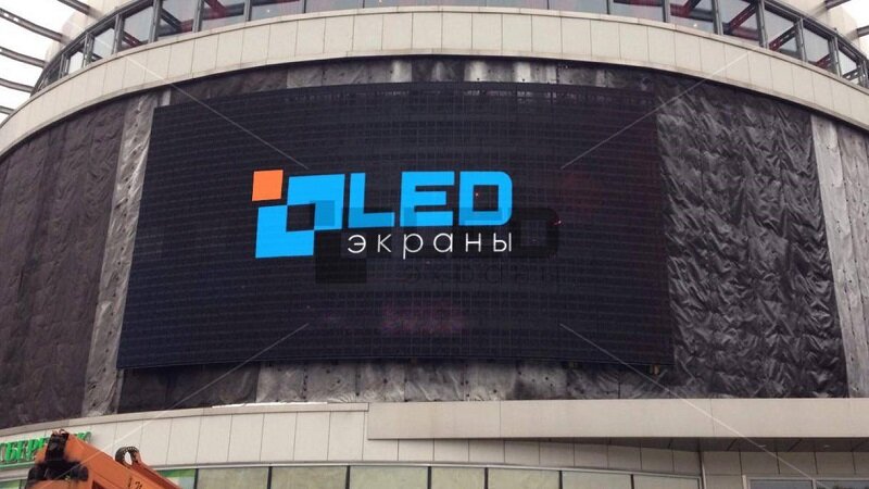 Установка небольшого светодиодного медиафасада для рекламы