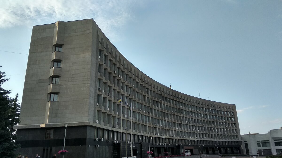 Фотография областного совета моего города. 