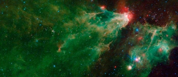 Мозаика космического телескопа Spitzer's НАСА областей Cepheus C и Cepheus B. Это изображение объединяет данные от приборов Spitzer's IRAC и MIPS.