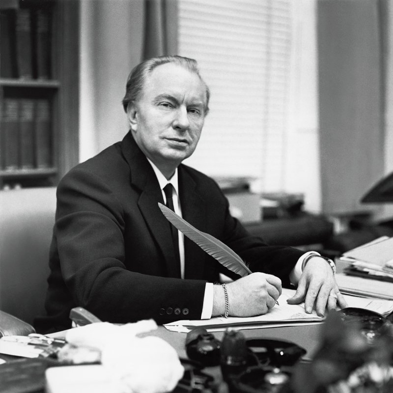 С виду приличный человек. 