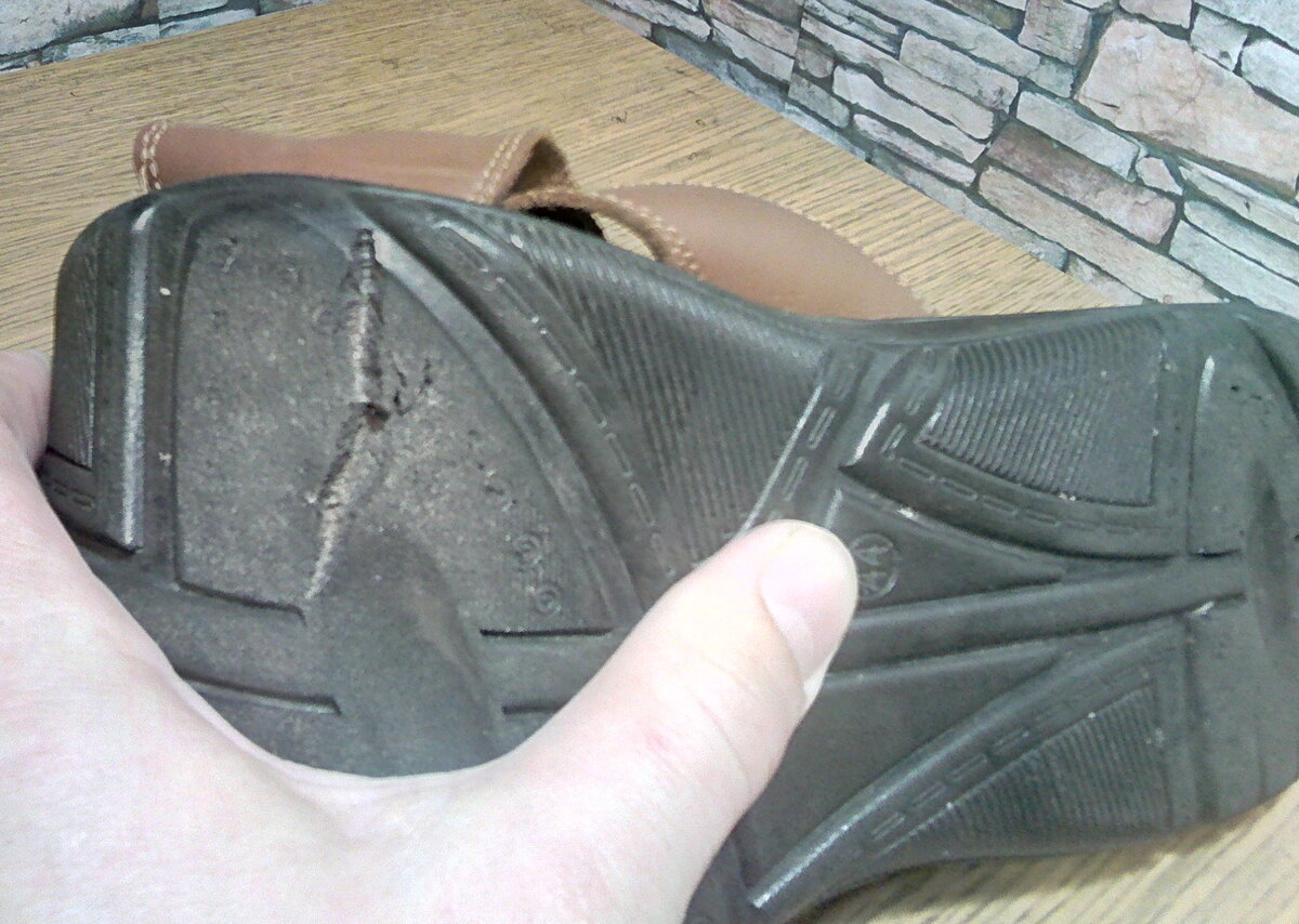 Подошва пополам. Треснула резиновая подошва. Подошва для обуви. Починить лопнувшую подошву. Трещина на подошве обуви.