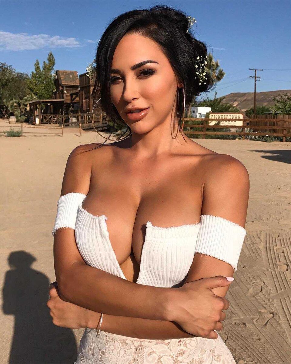 Источник: https://www.theplace.ru/photos/Ana_Cheri_Garcia-mid6161.html