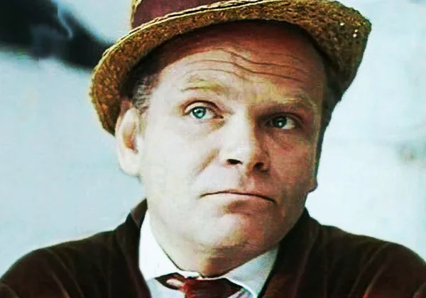 Олег Корчиков (кадр из фильма «Золотые туфельки», 1981 год) 