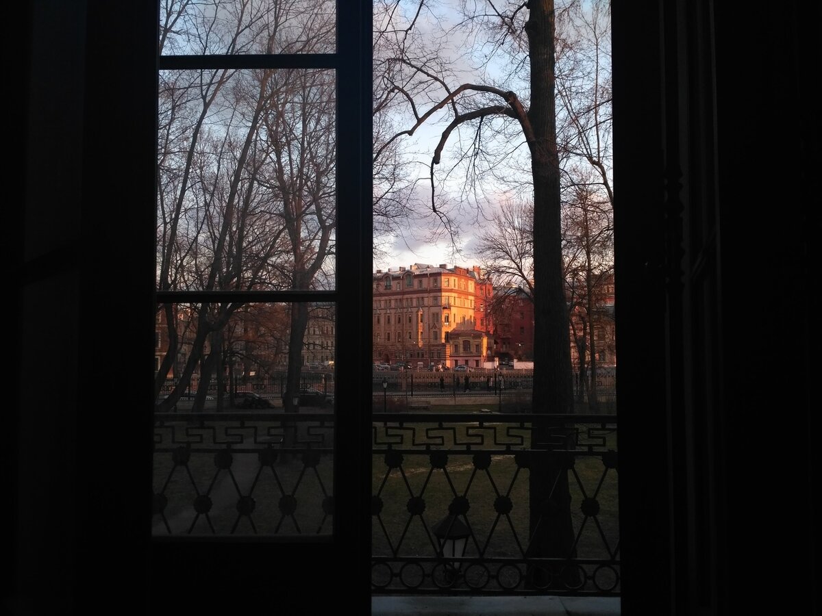 Питер так и манил погулять и подышать теплым воздухом, но сессия упрямо говорила свое ехидное: "Нет, учи!" 