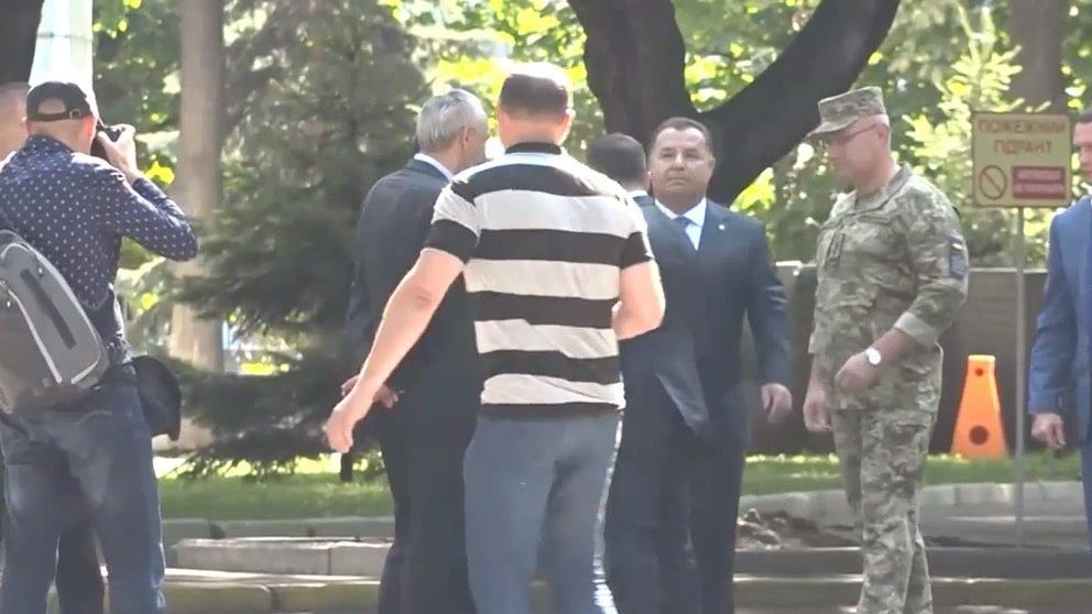 Кадры когда Зеленский толкает Степана Полторака...