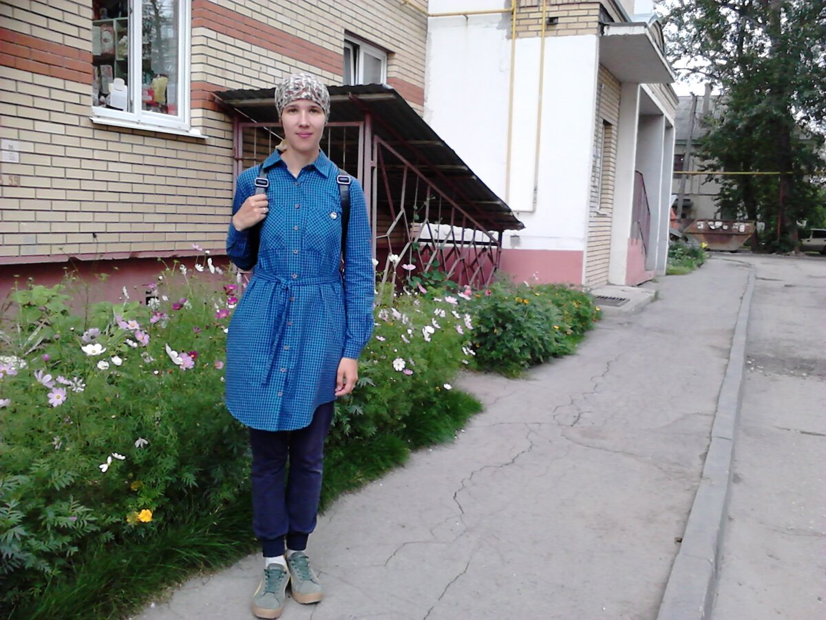 
Современный ритм жизни и городские условия - часто приводят многих из нас в состояние постоянной тревоги и стресса. Почему так происходит и как научиться жить с миром в душе в условиях “городского муравейника”?

Городские джунгли. Действительно, современная жизнь большинства людей - очень похожа на выживание в джунглях. А вместо диких зверей, угрожающих жизненной безопасности, мы встречаем - раздраженных, безучастных и равнодушных окружающих. Фраза - "выживет сильнейший", стала уже не просто крылатой, а весьма применимой к нашей действительности.

И в таких обстоятельствах, людям, которым близки нравственные ценности, такие как: доброта, любовь, сострадание, помощь ближним - приходится непросто. В настоящее время, многое, что является само по себе естественным - стало в лучшем случае высмеиваться, а в худшем - уничтожаться.

К сожалению, доброта - часто воспринимается как слабость. Тогда как злоба, лицемерие - стало чем-то естественным, как способ выживания. “Добиться счастья любой ценой”. Пусть даже путем подавления и ущемления интересов и счастья других людей..

Как сказал бы Цицерон: “О времена, о нравы!”

Что же делать тем, кто не готов мириться с происходящей вокруг суетой и жестокостью? Бунт, явно не поможет. По крайней мере, в долгосрочной перспективе. Воевать не выход, терпеть не получается.. Что делать?

Давайте по порядку. Не всегда ведь было все так? Вот я, например помню, как даже в 2011-2012 годах, было поспокойнее в жизни многих людей и в обществе в целом. А в 2005, 2000-х годах и того тише. Соответственно, проблема суеты возникала постепенно. Значит и работать с ней нужно также по шагам:

1. Старайтесь больше времени бывать на природе. Это могут быть городские парки, скверы (если не получается выехать за город). Конечно, желательно все-таки чаще бывать на природе вне города. Там есть больше возможности для полноценного отдыха и восстановления.

2. Уделяйте достаточно времени водным процедурам. Лучше, если это будет контрастный душ 2 раза в день (если есть возможность - запишитесь в секцию по плаванию, благо с бассейнами в любом городе - все очень хорошо). Вода оказывает расслабляющий и в то же время, укрепляющий эффект на физическое и духовное самочувствие.

3. Проводите больше времени с близкими людьми. Любовь - является необходимой составляющей для хорошего самочувствия. Здесь акцент на человеческой, сердечной любви. (без глупостей)

И в завершении добавлю, чем больше времени мы уделяем внутренней жизни и развитию - тем ровнее и счастливее складывается наша внешняя жизнь. Что бы не происходило вокруг, сохраняйте внутренний мир и работайте над его совершенствованием.

Тогда, в любой ситуации, в любом месте - вам будет хорошо. У вас на душе мир и радость. А что еще для счастья надо? ;)

P.S: Статья носит общий, ознакомительный характер. Каждый отдельный случай необходимо разбирать на индивидуальной консультации.

С уважением, педагог-психолог, Богатырева Катерина.
