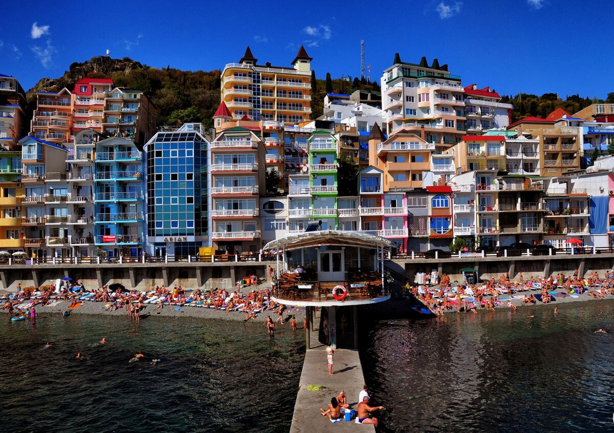 Фото http://moreinme.ru/2015/06/utes/Крым, посёлок Утёс. В жизни они не такие яркие:)