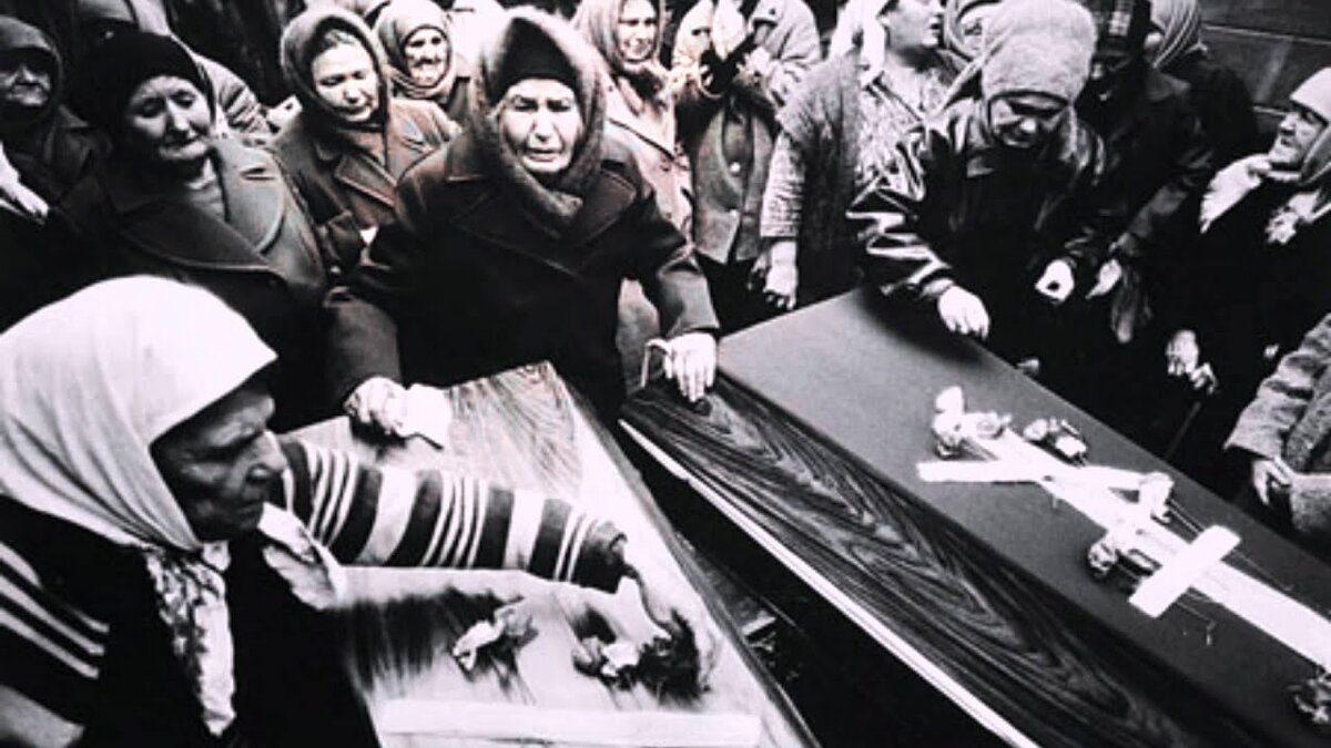      Начиная с конца 70-х-начала 80-х годов прошлого века в  Чечено-Ингушской АССР стали набирать силу антирусские настроения. При активном содействии местных советско-партийных кланов под видом национально-культурных обществ создавалось ядро будущих сепаратистских организаций. Одновременно с этим происходила "национализация" административного аппарата республики, правоохранительных органов и управленческих структур. 
   На бытовом уровне стала набирать силу травля русского и казачьего населения. Все чаще звучали лозунги: "Русские, убирайтесь вон", "Долой русских оккупантов". Любые преступления против русских практически не расследовались, порождая безнаказанность со стороны националистических сил.

    Все это вынуждало русских покидать места своего исконного проживания, уезжать в Центральную Россию. К концу 80-х годов этот процесс приобрел обвальный характер. Например, в 1988 году город Грозный покинуло около 8 тысяч русских, в 1989 году - 19 тысяч, в 1990 году уже выехало более 60 тысяч.

   Существенно изменился этнический состав казачьих станиц Наурского, Шелковского, Грозненского и Сунженского районов республики. В эти станицы в 80-х годах началось активное переселение чеченцев из горных районов Чечни.

   К началу 90-х годов в Чечне были созданы все условия для начала открытого террора против русского населения. Во-первых, в Грозном большинство руководящих постов, особенно в силовых структурах, занимали чеченцы. Во-вторых, этнический состав городов (Грозный, Гудермес, Аргун) изменился в сторону преобладания "коренных жителей". В станицах, исконно принадлежавших казакам, появился значительный процент (от 20 до 50) переселенцев из горных районов.

     В-третьих, были созданы массовые политические и общественные организации антирусской направленности ("Народный фронт", "Вайнахская демократическая партия" во главе с Зелимханом Яндарбиевым, партия "Исламский путь" во главе с Бисланом Гантамировым, "Зеленое движение" (экологи) во главе с Р. Гайтамировым и ряд других), пользовавшиеся расположением и поддержкой местного руководства. Эти организации располагали пока немногочисленными группами боевиков. А их смычка с "национализированными" органами МВД открывала доступ к огнестрельному оружию. 
   Мина была заложена, таймер тикал. 
   И в 1991 году мина взорвалась. Чеченским сепаратистам новой властью во главе с Ельциным были подарены пусковые установки ОТР, сотни УТСЛ и УТС, несколько самолетов (были переделали Дудаевым в легкие штурмовики), среди которых три истребителя МиГ-17 и два истребителя МиГ-15, шесть самолетов Ан-2 и два вертолета Ми-8.
Дудаевская власть получила:117 авиационных ракет Р-23 и Р-24, 126 Р-60; десятки тысяч авиаснарядов ГШ-23, 42 танка Т-62 и Т-72, 34 БМП-1 и-2, 30 БТР-70 и БРДМ, 44 МТ-ЛБ, 942 армейских автомобиля. Было подарено сепаратистам 18 РСЗО «Град» и более 1000 снарядов к ним, 139 артсистем, в т. ч. 30 122-мм гаубиц Д-ЗО и 24 тыс. снарядов к ним; а также САУ 2С1и2СЗ; противотанковые пушки МТ-12. Также Дудаев получил пять ЗРК, 25 ЗУ различных типов, 88 ПЗРК; 105 шт. ЗУР С-75, 590 единиц противотанковых средств, в т. ч. два ПТРК «Конкурс», 24 комплекса ПТУР «Фагот», 51 комплекс ПТУР «Метис», 113 комплексов РПГ-7. Что там говорить о такой ерунде, как 50 тыс. единиц стрелкового оружия, или о 150 тыс. боевых гранат!
   Чечню снабдили 27 вагонами с боеприпасами, 1620 тоннами горюче-смазочных материалов. Сепаратисты получили около 10 тыс. комплектов вещевого имущества бывшей советской армии, 72 тонны продовольствия, 90 тонн армейского медицинского имущества. 
Чечня, хорошо вооруженная игравшим с ней в поддавки Кремлем, стала единственным субъектом Российской Федерации, который не пошел на подписание вообще никакого варианта федеративного договора.
   По сути, конфликт между чеченским руководством и Москвой возник еще в 1991 г., но он заключался отнюдь не в расхождениях относительно судьбы русского и русскоязычного населения Чечни. Ельцин хотел только одного – чтобы Дудаев признал вассальную зависимость лично от него, Ельцина, чтобы Дудаев, грубо говоря, признал, что сжигает и убивает по «ельцинской правде», после чего Дудаев мог делать что угодно и сколько угодно. Однако гордый Джохар не дал Ельцину даже символической зацепки для «сохранения лица»…
   Что же касается судьбы русских и других народов в Чечне, она Ельцина нисколько не волновала. Может быть, даже напротив, волновала – но совсем не так, как нас. Ельцин как бы подталкивал, подначивал Дудаева к геноциду, провоцировал чеченских эстремистов на геноцид. Например, в 1991-1992 годах из русских городов Грозного и Гудермеса, казачьих станиц Сунженской и Средне-Надтеречной «линий» вдруг были выведены внутренние и федеральные войска. Зачем это было сделано? Особенно если учесть, что чеченцев перед этим до зубов вооружили? Разве это не провоцирование преступления?
    Под геноцид попало тогда свыше 350 тысяч жителей северной половины Чечни. Когда говорят, что Ельцин «не проявил политической воли, чтобы по-настоящему навести порядок в Чечне», лукавят. Он не только не наводил порядок, он его и разрушал собственноручно.
   Сунженско-грозненско-гудермесская чистка 1991-1994 гг. привела к истреблению или изгнанию более четверти миллиона человек, а это 70% тогдашнего славянского населения бывшей автономии. Около 90 тысяч русских женщин и детей было изнасиловано. До 10% «местных гяуров» – обращено в «белое рабство». Число убитых в этот период оценивается комиссиями И. Шафаревича и С. Говорухина около 40 тысячами.. По свидетельствам очевидцев в ходе геноцида русских и русскоязычных около 10 тысяч русских детей младшего возраста были убиты, им свернули шею, а «ичкерийские» органы власти и «внутренних дел» квалифицировали этих погибших, как жертв «бытовых травм».
