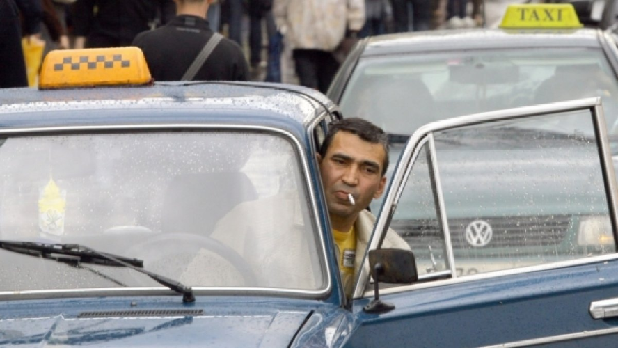 Гастарбайтер на работе в такси (Россия)