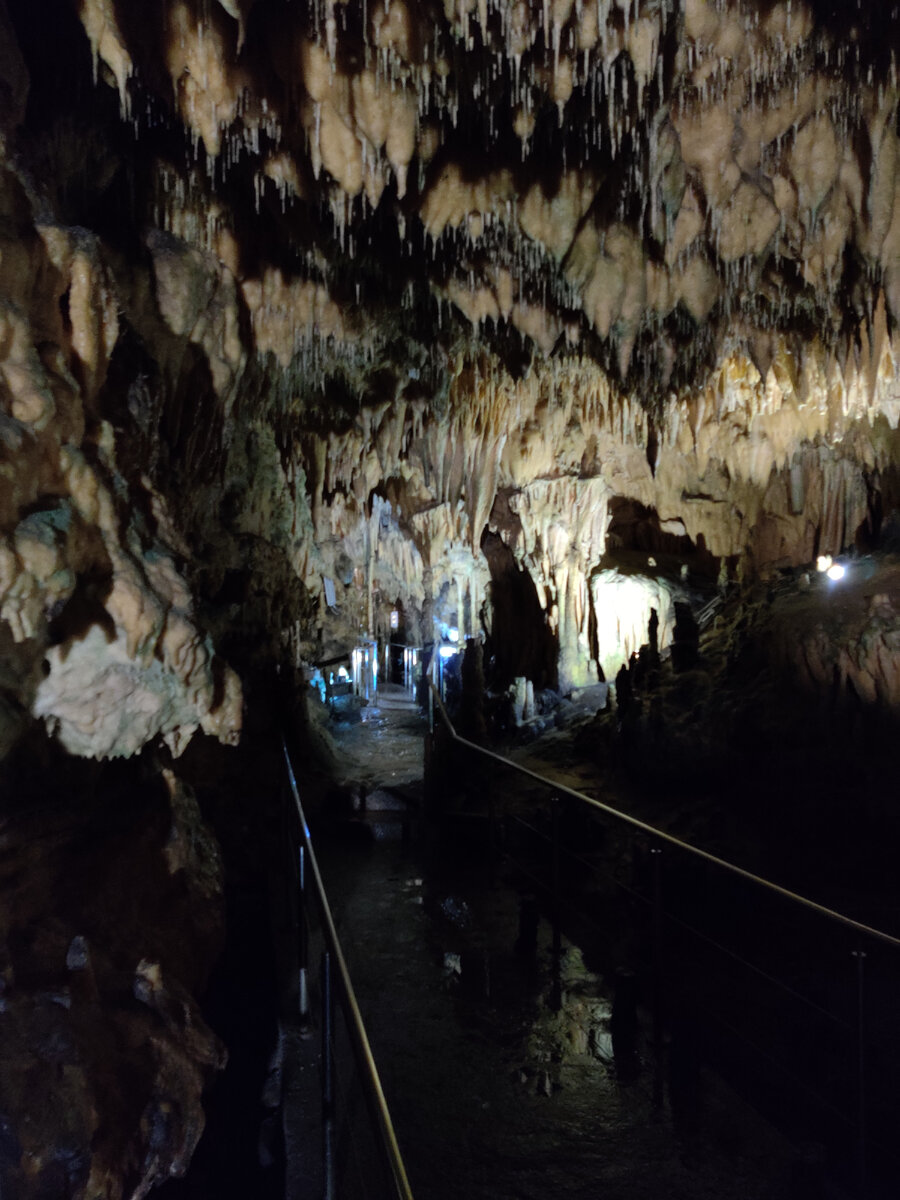 Потом часть пешком по пещере 