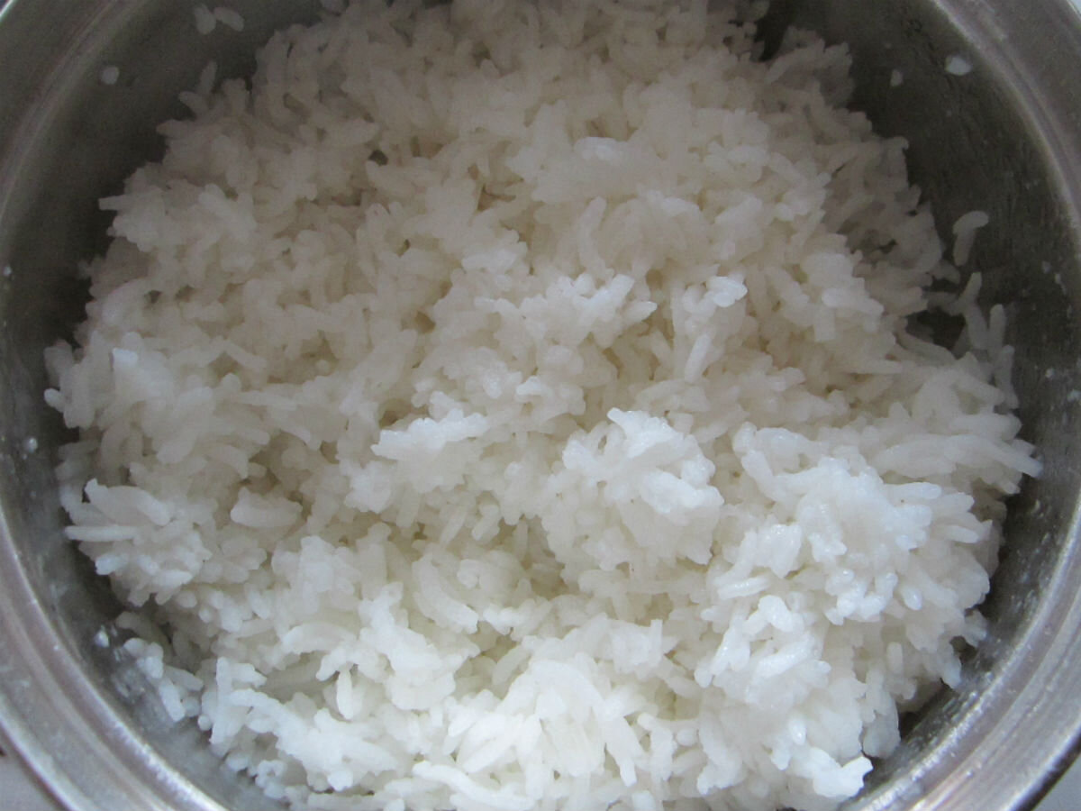 рис отварить до полуготовности мин 10 затем опрокинуть его в друшлак