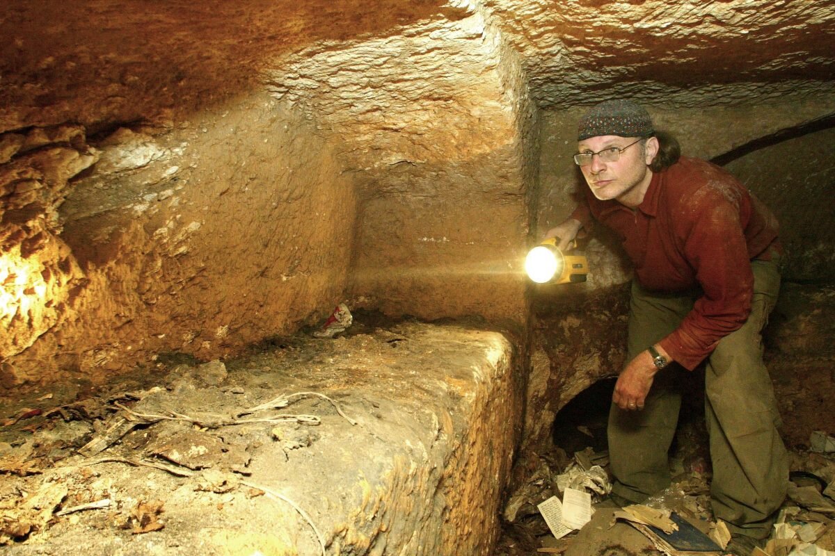 https://www.unilad.co.uk/life/geologist-claims-to-have-found-jesuss-tomb-heres-what-it-looks-like/