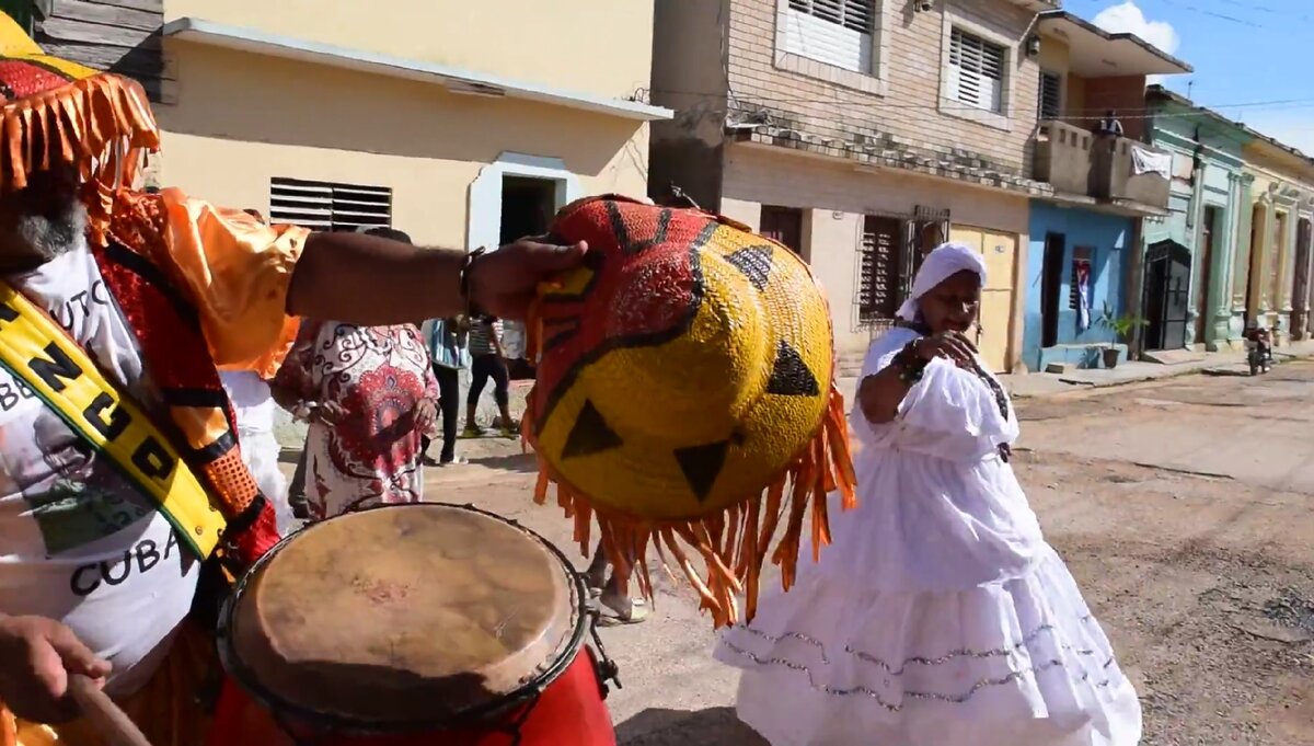 Кубинский фольклор. Даже в возрасте кубинки пускаются в пляс...