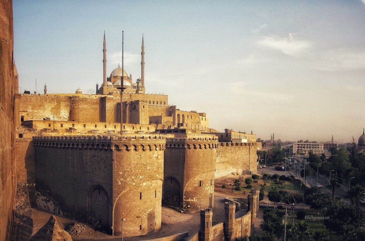 Каир мешает историю. Вверху мечеть Бадра аль-Джамани (армянского командующего Фатимидов). А вокруг цитадель Саладина, уничтожившего их 