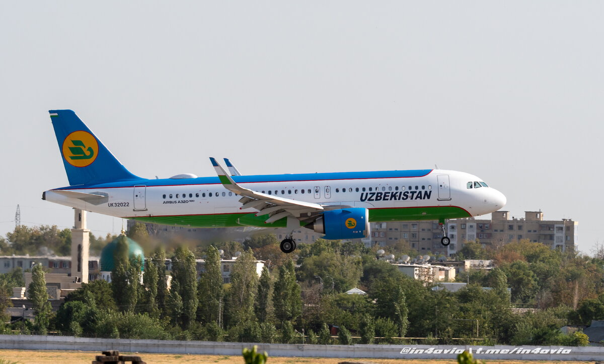 UK32022 производит посадку в аэропорту Ташкента