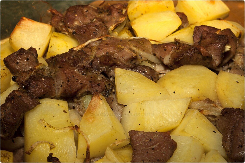 Свинина с картошкой простой. Картошка с мясом. Картофель с мясом в духовке. Говядина с картошкой в духовке. Свинина с картофелем.