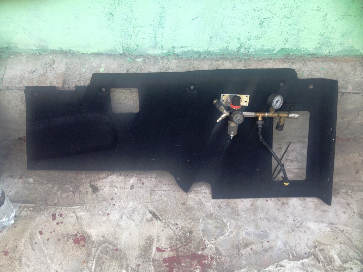 Слева направо-быстросъемы для подключения двух компрессоров, редуктор давления с влагоотделителем, обратный клапан, датчик давления 90-120 psi, манометр, выходы на ресивер и на разъем в лючке бензобака. Во втором лючке разъем запитан от ресивера.