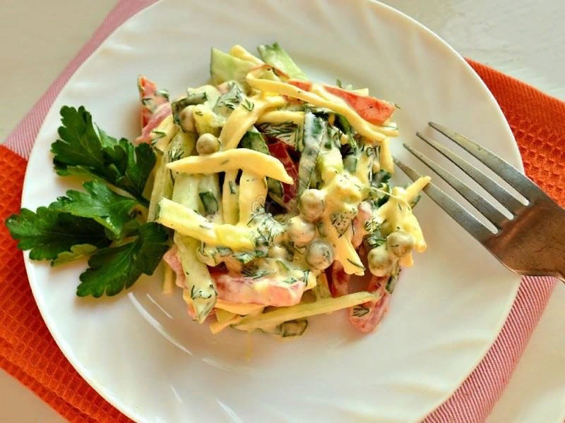 Самые вкусные салаты с сыром. Салат с копченым сыром. Сыр для салата. Салат с сыром косичка. Салат с копченым сыром косичка