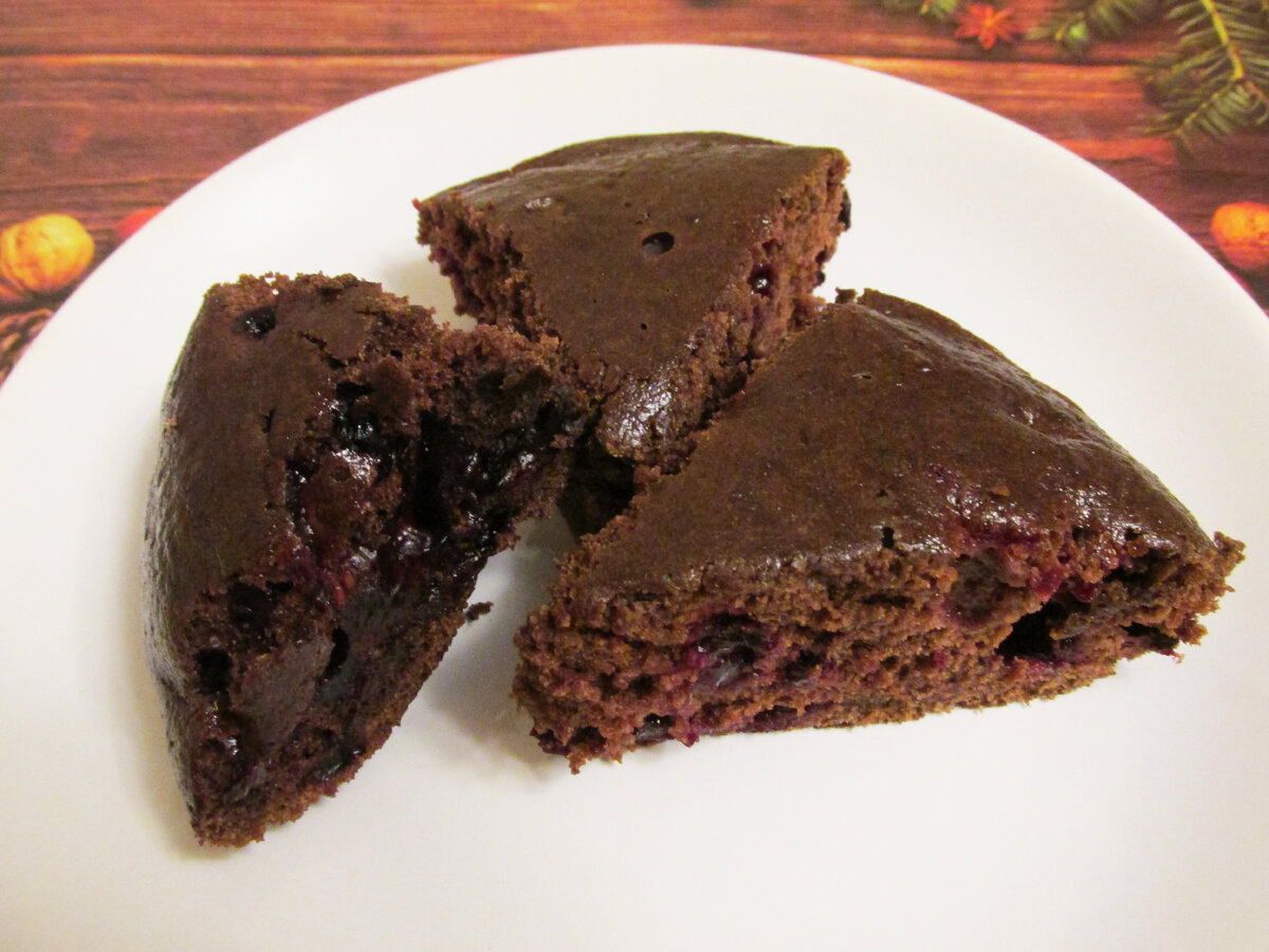 Бисквит без яиц, молока и какао-порошка (с жимолостью)