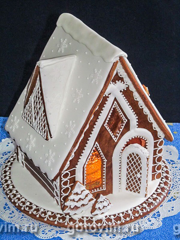 Такой домик может сделать каждый. Правда-правда. Приготовленный своими руками самый настоящий сказочный пряничный домик, добавит праздничного настроения, объединит всю семью за сотворением этого шедевра и украсит ваш дом. Домик строят несколько дней, поэтому стоит начать готовить его уже сегодня. А еще в этот домик можно поставить маленькую декоративную свечку, и тогда через желейные окошки будет пробиваться самый настоящий свет. 
