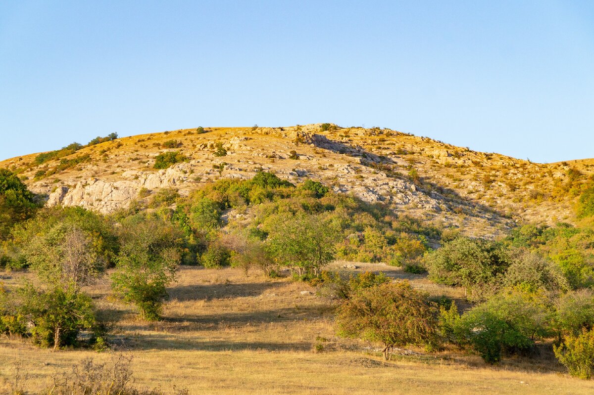2. Безымянная вершина к северо-западу от урочища Кизил-коба.