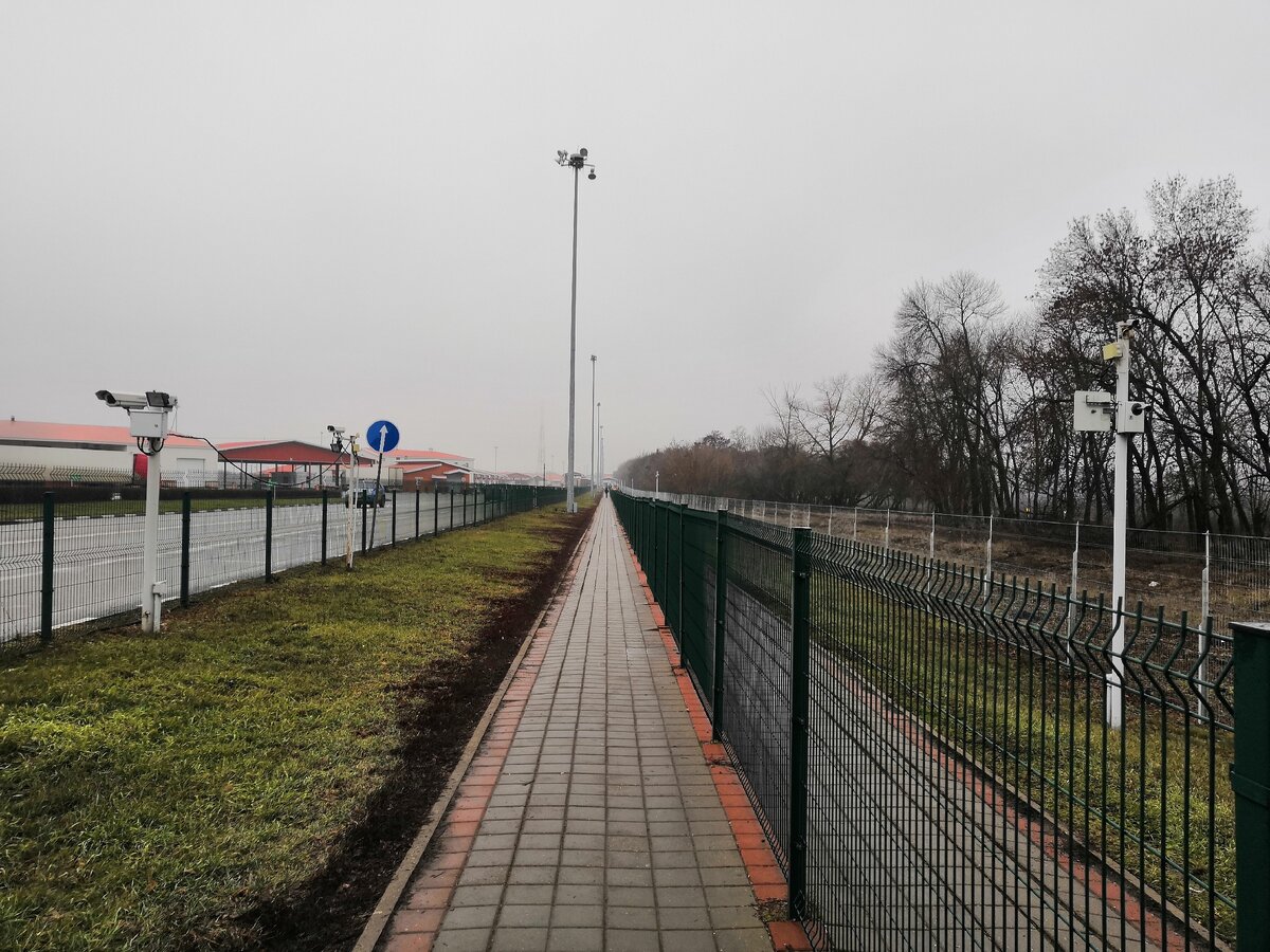 По этому огороженному переходу мы начали свой путь в Украину