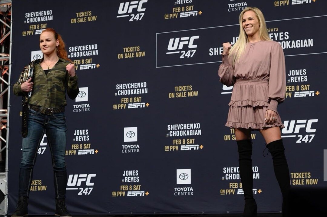 Фото с пресс-конференции посвященной UFC 247