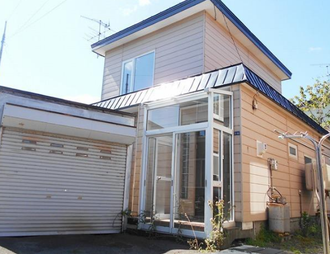 В отличии от прошлого соискателя домик явно подновили для продажи - население и спрос на дома падают 