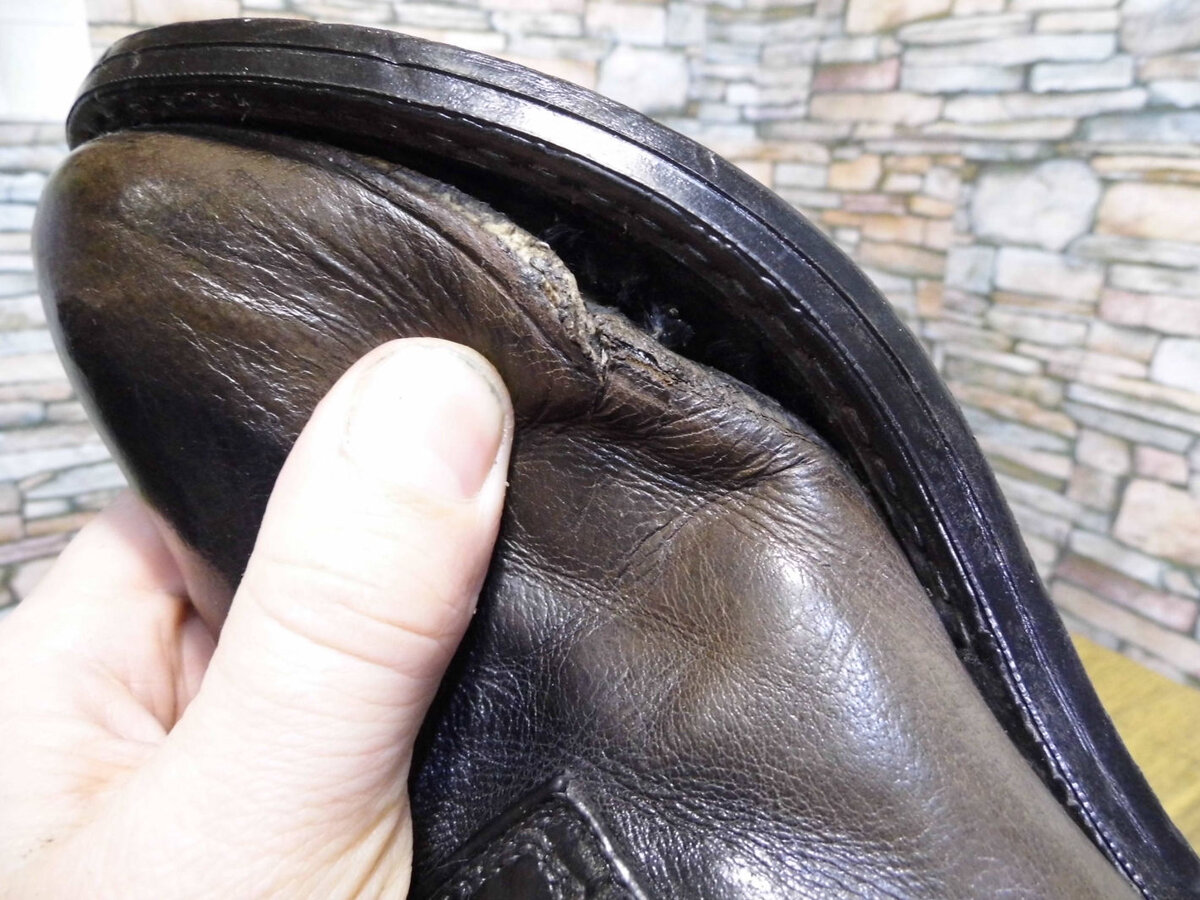 Как самостоятельно заклеить обувь, если появилась трещина на коже около самой подошвы?