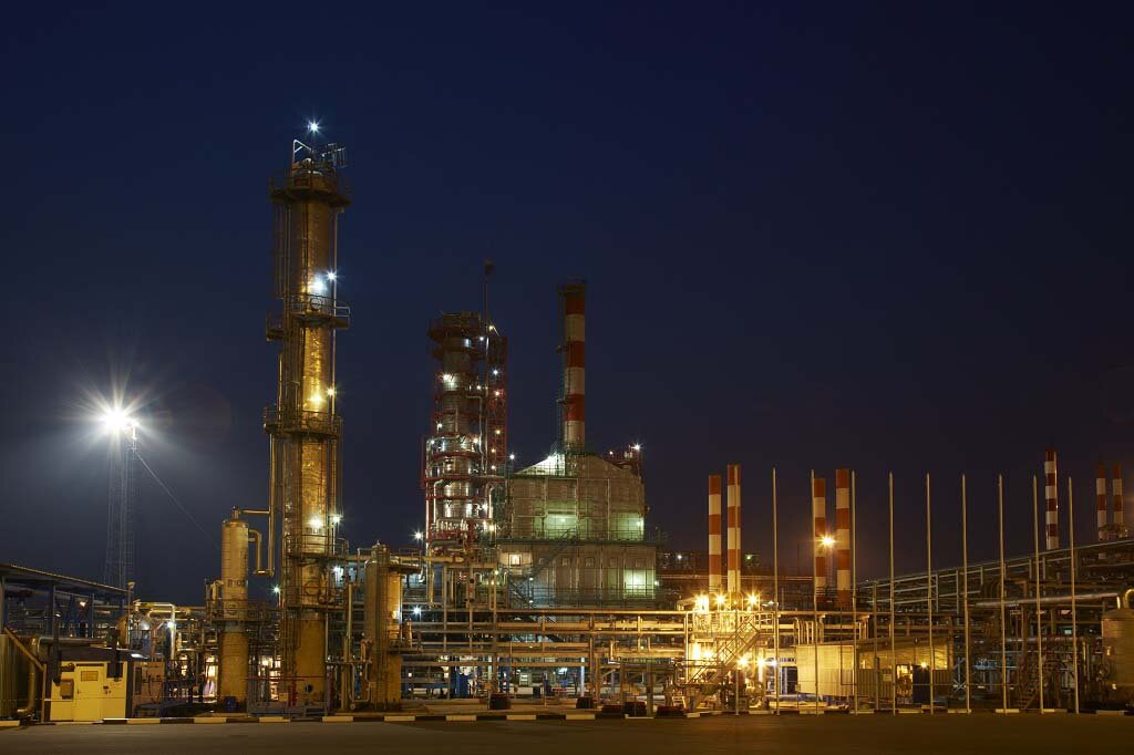 завод в антипино тюмень. тюмень промышленность. антипинский нпз тюмень. нефтепереработка роснефть. предприятия тюмени.